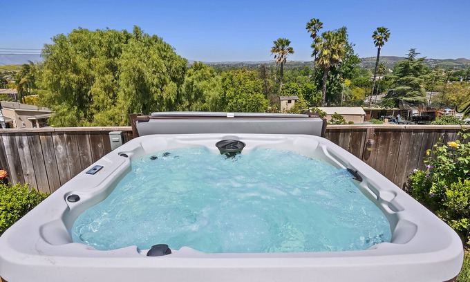 Thousand Oaks House | Paradise Park w Fire Pit, Hot Tub, Mini Golf and Game Room