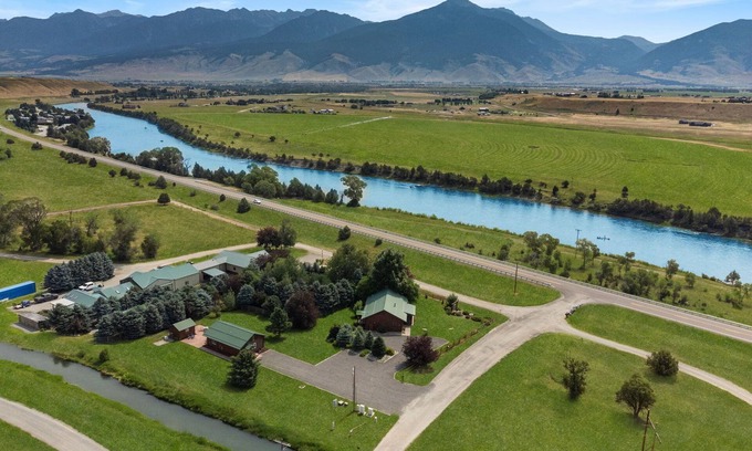 Livingston Cabin | Paradise Ranch: 2 Cabins Great for Families, Wedding Guests, Montana Adventurers