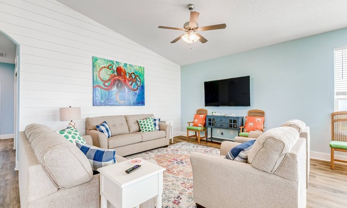 Crystal Beach House | Paradise | Steps to Beach | Large Deck | Dog Haven