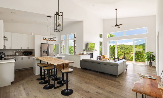 Young Harris Cabin | Paradise View is a 4BR/3BA retreat for 8 in the North Georgia mountains. Enjoy panoramic fall foliage, cozy screened patio, hammock, firepit, game room, and chef’s kitchen. Dog-friendly and perfect for families, groups, or remote work.