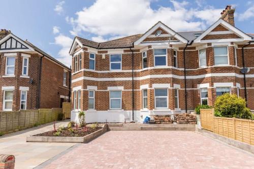 Poole Apartment | Park Lake View - Poole Park Lake Views