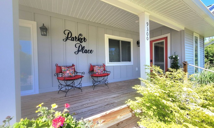 Traverse City House | "PARKER PLACE" Southern Leelanau county, 10 minutes from down town Traverse city