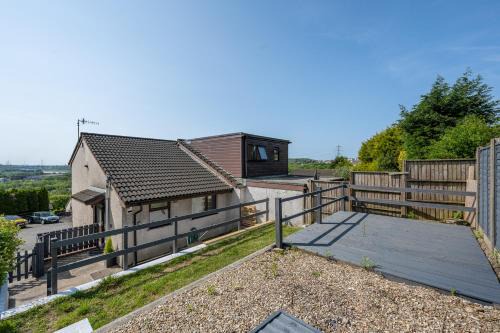 Llandarcy Apartment | Parking - Garden - Views - M4 Work Stay