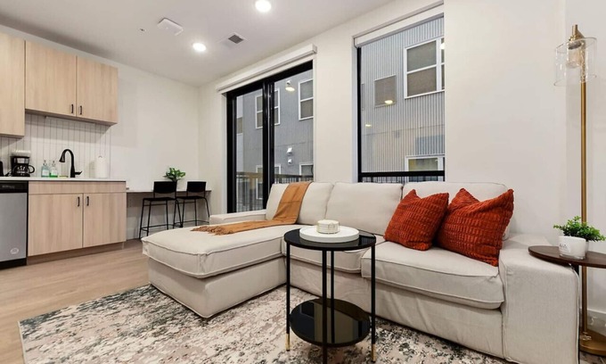 East Liberty Apartment | PARKING+GYM+HULU Near Universities|Shopping|UPMC