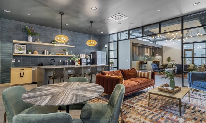 East Liberty Apartment | PARKING+HULU+GYM Near Universities|UPMC|Shopping