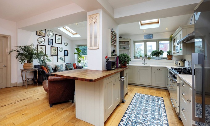 Mortlake House | Parkside Purity, by Veeve