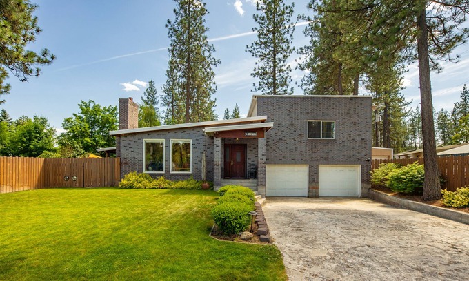 Spokane House | Parkway House - PICKLEBALL COURT- Dog Friendly - Basketball - FAMILY PERFECT