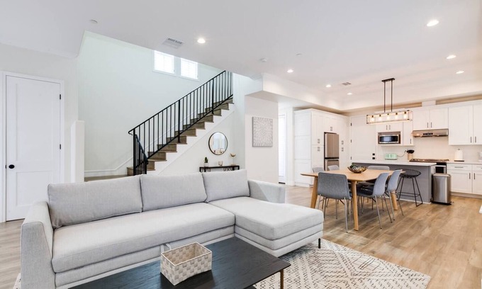 Pasadena House | Pasadena Home- Walking Dist. to Rose Bowl Parade