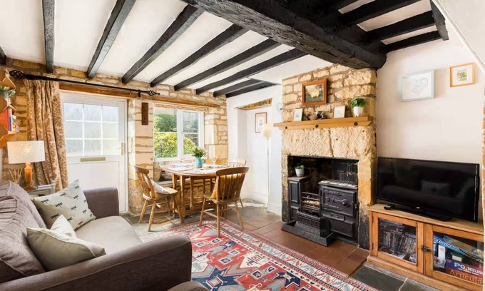 Bourton-on-the-Hill House | Pass the Keys | Cosy Cottage | 17th century | Garden | Parking
