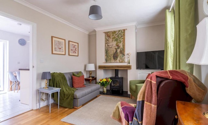 Montpellier House | Pass the Keys Bath Road Retreat 2 bedrooms with garden