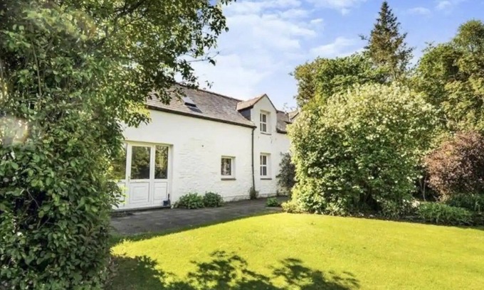 Castle Douglas House | Pass the Keys | Beautiful 4BR Cottage in Stunning Rural Location