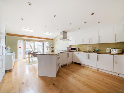 West Molesey House | Pass the Keys Charming Home with River views Near Hampton Court