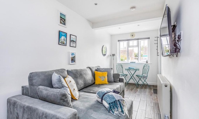 Fishbourne Apartment | Pass the Keys Charming Annexe w Garden Parking Pass The Keys