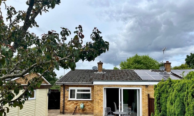 Leavesden House | Pass the Keys | Cosy Family Friendly Bungalow with Parking Sleeps6