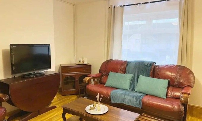 Townhill House | Pass the Keys | Cozy Home, Swansea Bay Views