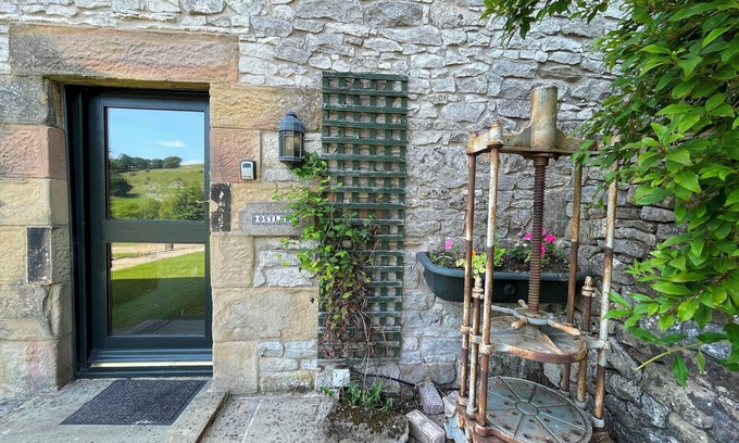 Longnor House | Pass the Keys | Exceptional Location Barn Conversion for 6 & Pets