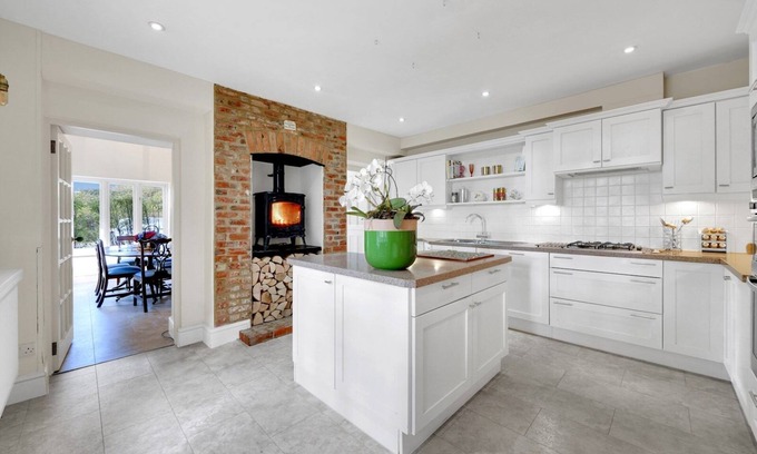 Ascott-under-Wychwood House | Pass the Keys | Sunset House18th cent cottage stunning garden