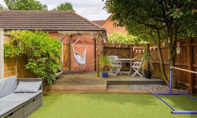 Warwick House | Pass the Keys | Large 4Bed Family Home, Warwick & Secure Parking