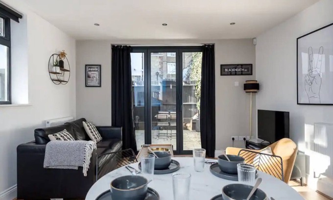 Blackheath Apartment | Pass the Keys | Modern and Bright Home Minutes From Central London
