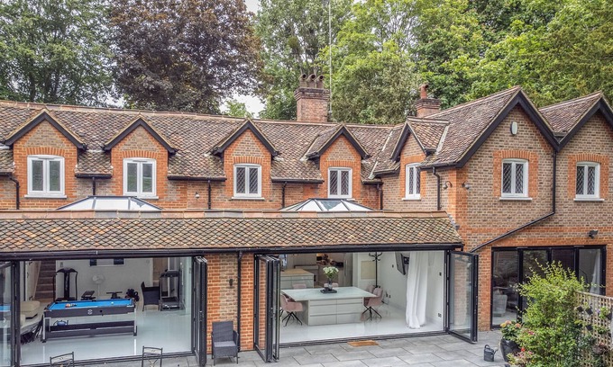 Radlett House | Pass the Keys | Prestigious 5 Bed Retreat Spacious Tranquil Haven