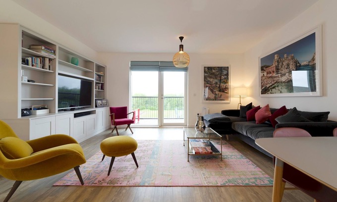 Trumpington Apartment | Pass the Keys | Stunning and Spacious Modern Flat - Own Car Park
