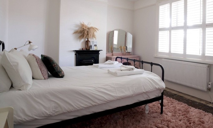 Gloucester House | Pass the Keys | Stylish Victorian home with garden