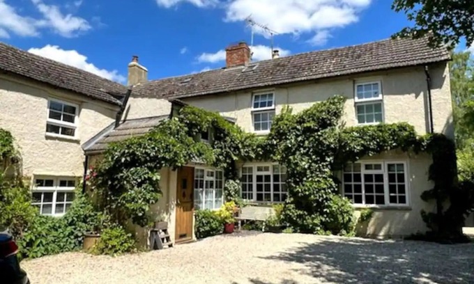 Lechlade House | Pass the Keys | Stylish and Spacious Cotswolds Cottage - Sleeps 6