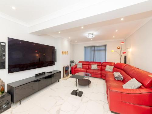 Reading House | Pass the Keys Stylish HouseSmart FeaturesJacuzziLarge Garden