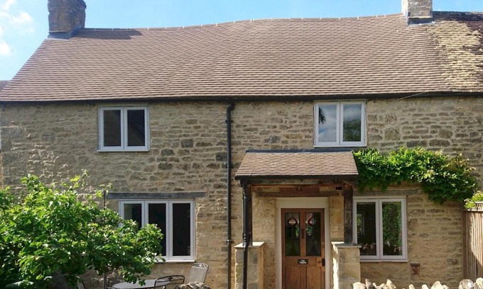 Stow-on-the-Wold House | Pass the Keys The Pippins a Cotswold cottage and garden parking