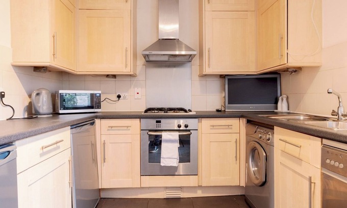Munster Apartment | Pass the Keys | Top Floor Fulham Apartment