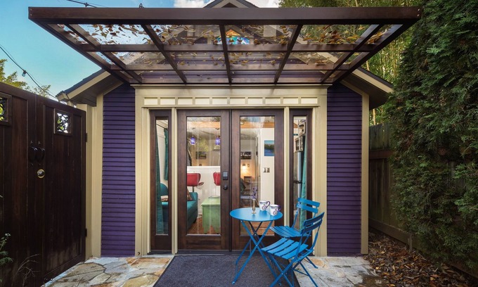 King Cottage | Patio Cottage for 1-2 w/kitchen & gas firepit