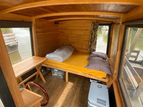 Saint-Vincent-sur-Oust Boat Rental | Patouillet bateau naviguant