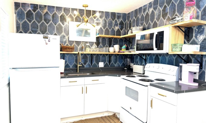 Sunset Beach Apartment | Peace, Love, & Music -Steps to the Sand, King bed, Queen sofa bed, ISLAND LIFE!