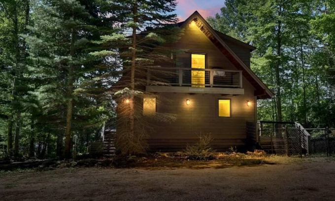 Charlevoix Cabin | Peace on the Lake.close to Downtown Charlevoix
