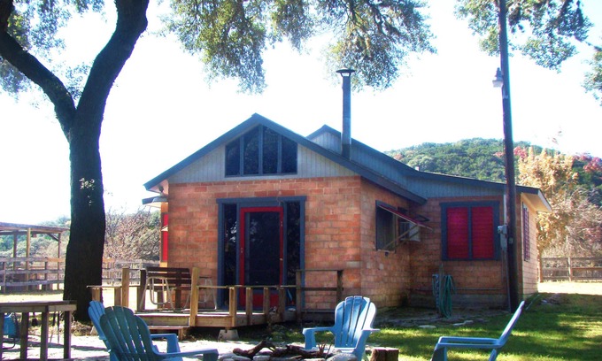 Uvalde House | ⭐Peace & Quiet under the Oaks, at the River