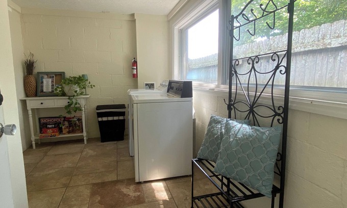 Ashley Oaks House | Peaceful 1950s 2-bedroom farmhouse in fantastic Knoxville location