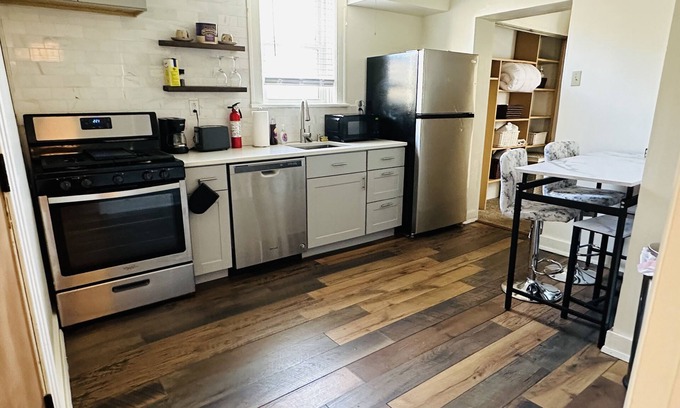 Homestead Apartment | Peaceful 2 beds near Pittsburgh!