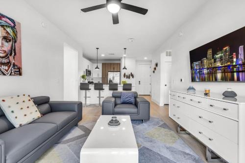 Ruskin Apartment | Peaceful 2BR by the Bay Pool and Coastal Vibes