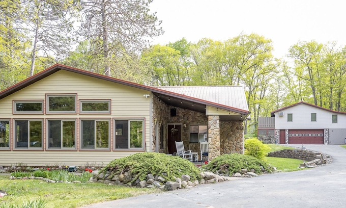 Brainerd House | Peaceful 5-Bedroom Family Retreat - Main House & Cabin on Camp Lake