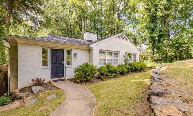 Venable House | Peaceful and Spacious Woodland Haven Near UVA