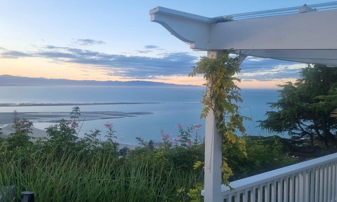 Britannia Heights Apartment | Peaceful and warm and cosy with beautiful sea views in the heart of Nelson