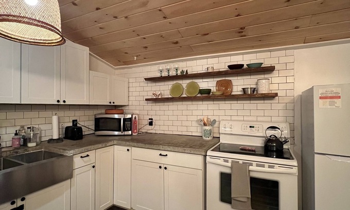 New Franklin Cottage | Peaceful cottage farmhouse with firepit, 5 minutes from reservoir