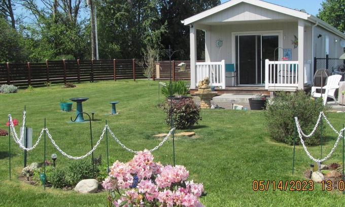Sequim Cottage | PEACEFUL COTTAGE. MOUNTAIN VIEWS, WILDLIFE, BIRD WATCH, GARDENS