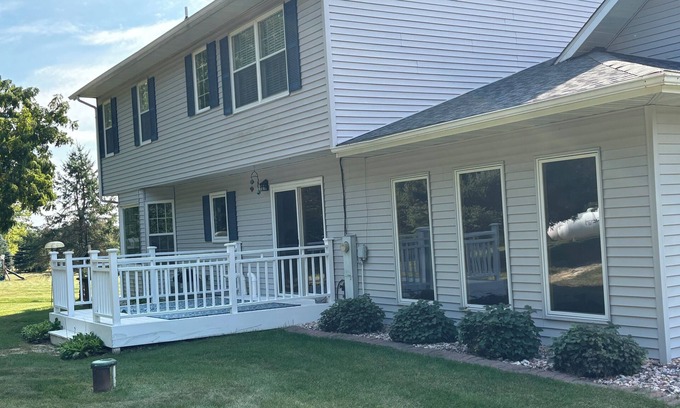 Poynette House | Peaceful country 5 bedroom home. Come make memories at your home away from home.