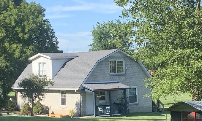 Lexington House | Peaceful Country Cottage sleeps 7 to 10 guests just 15 minutes to downtown