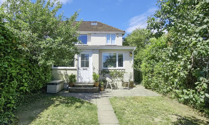 Topsham House | Peaceful countryside location within walking distance of amenities