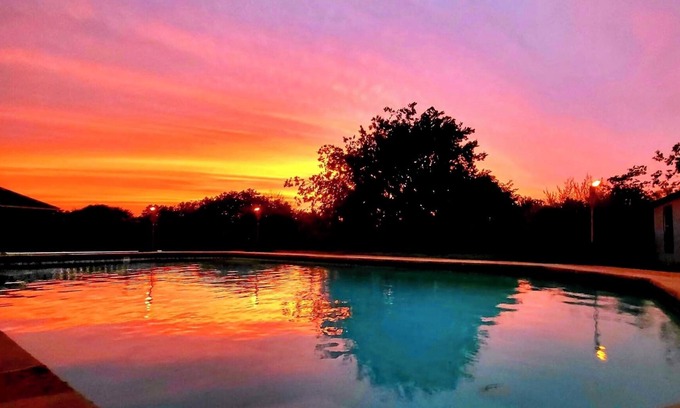 Southeast Arlington House | Peaceful Family Retreat – Minutes to AT&T & Rangers Stadiums, Six Flags & More!