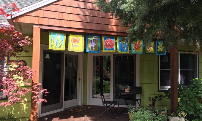 Mount Tabor Cottage | Peaceful Garden Cottage, Close to Mt. Tabor Park & Downtown Bus