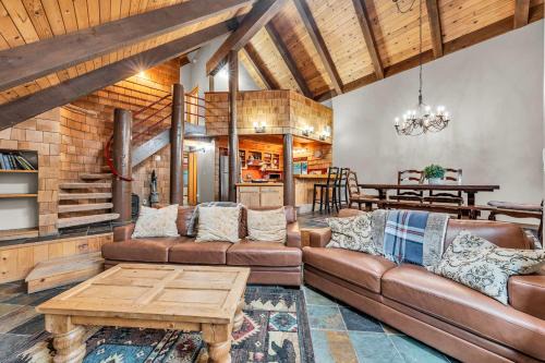 Comstock Acres House | Peaceful Getaway Pet Friendly with Hot Tub and Grill