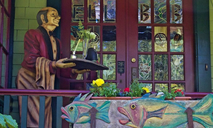 Cordova Bay Apartment | Peaceful Heritage Home at Elk Lake